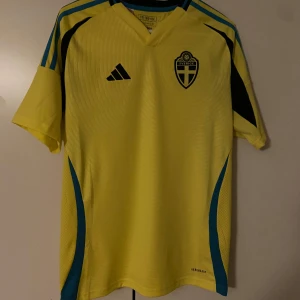 Sverige fotbollströja  - Helt ny fotbollströja från Sverige! Helt oanvänd och har endast testats 