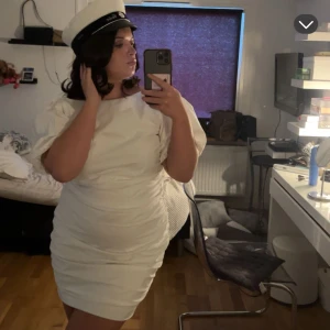 Vit kortklänning med puffärmar - Säljer en stilren vit kortklänning med puffiga kortärmar och en öppen rygg. Perfekt för studenten. Den är endast använd 1 gång och finns inga defexer🌸Den är storlek L men fungerar för mig som har M.