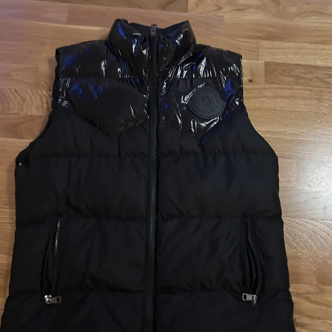 Svart dunväst från Moncler