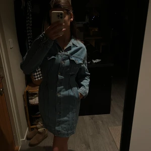 Jeansklänning från Missguided - Snygg jeansklänning från Missguided i en klassisk blå denimfärg. Klänningen har långa ärmar och knappar hela vägen framtill. Skulle säga att den sitter som en S. Bara använt et fåtal gånger💙🩵