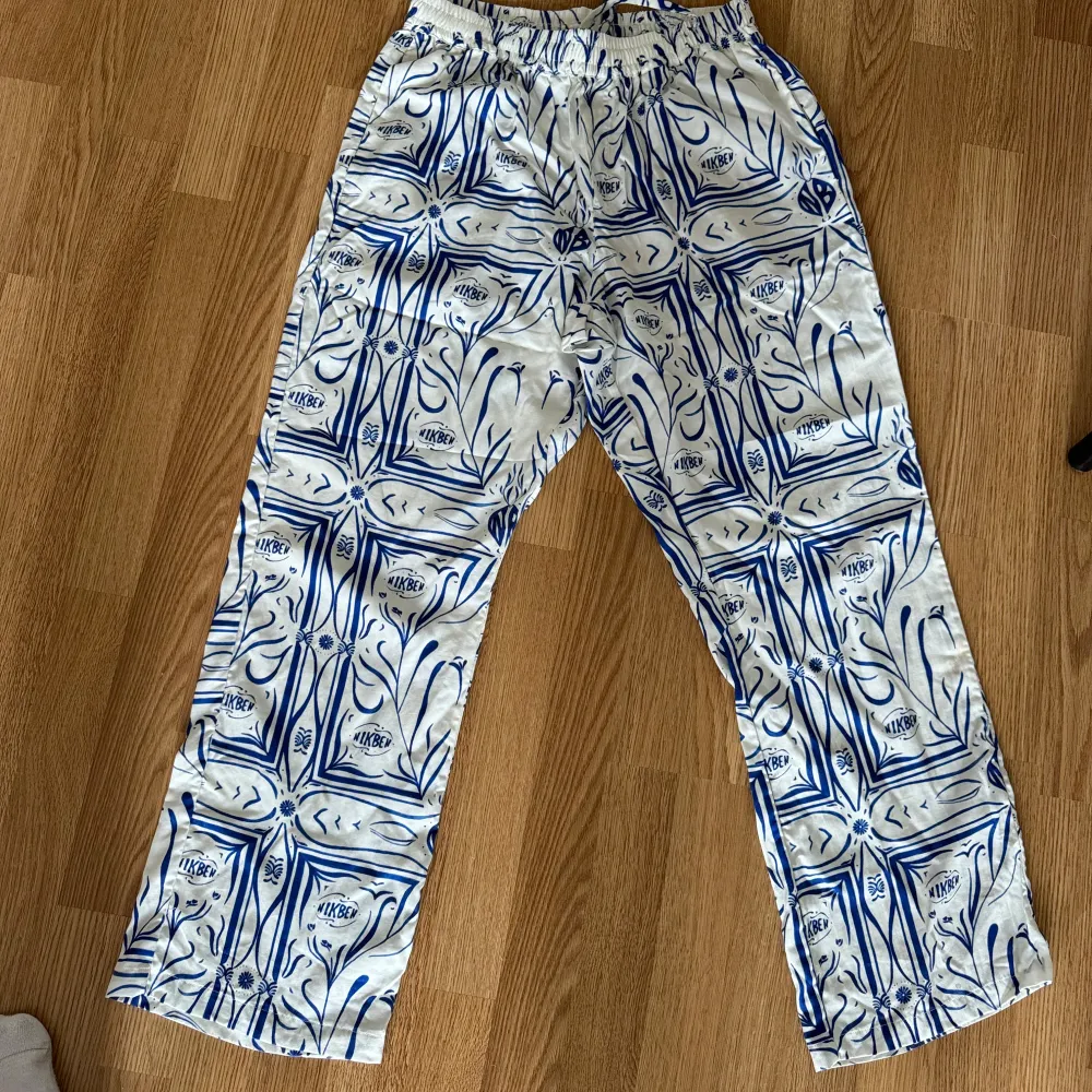 Nikben set - skjorta + byxor. Storlek Large på båda. Nypris: byxa 1495kr skjorta 1495kr =2990kr. Paidat.