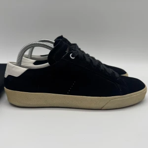 SAINT LAURENT SKOR  - Saint Laurent - Skick: 9,5/10 - Tillbehör: Dustbag - Storlek 39 sitter som 40 - Nypris ca 8000kr - Deluxecloset