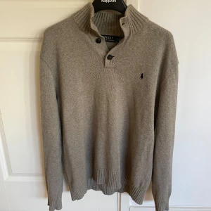 Ralph lauren stickad tröja  - Tja! Säljer denna stickade Ralph lauren tröja i jätteskönt skick. Nypris runt 2000 mitt pris 649