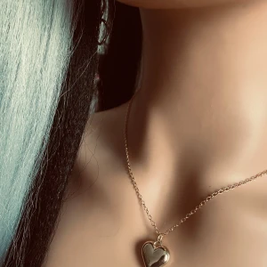 Made by prisförslag- Guldhalsband med hjärthänge - Elegant guldhalsband med ett glänsande hjärthänge. Perfekt för att lägga till en romantisk touch till din stil. Kedjan är tunn och smidig, vilket gör den bekväm att bära hela dagen.