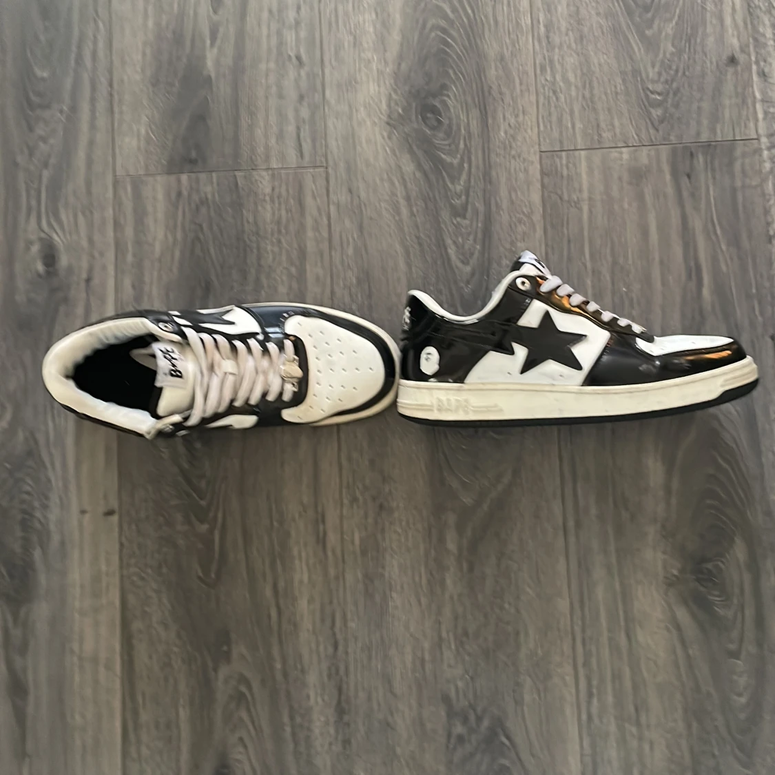 Svarta och vita sneakers 