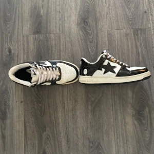 Svarta och vita sneakers  - Svarta och vita sneakers storlek 42,5 