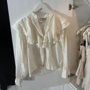 blus  - jättefin somrig blus från hm, säljer då den ej kommer till användning 