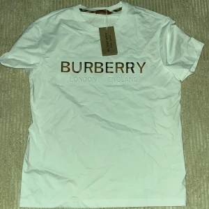 Burberry t-shirt - Burberry t-shirt aldrig använd