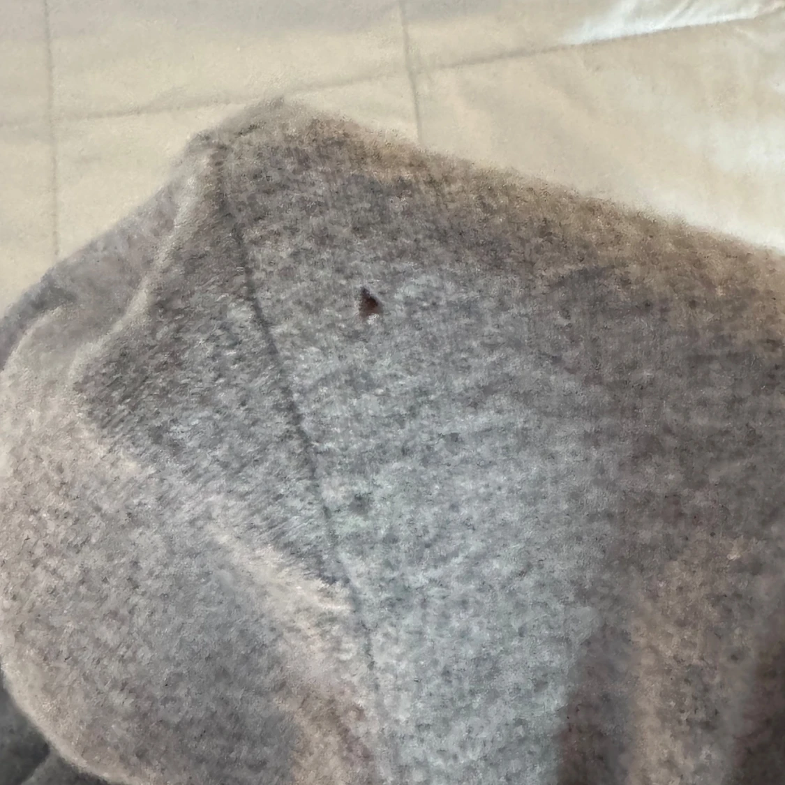 Grå kashmir hoodie från Sayless - 2