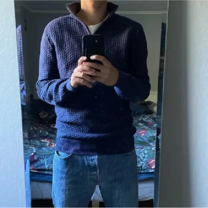 John Henric zip up - Säljer en snygg John Henric zip up som är i mycket bra skick och nypris ligger på ungefär 1 000 kr. Tveka inte att skriva ifall du har någon fråga. Är också öppen till att förhandla priset.
