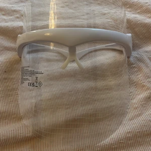 LED Light Mask från Primark - Säljer en LED Light Mask från Primark. De olika färgerna hjälper mot rynkor och annat. Laddare saknas men det många har den hemma. Masken har en vit ram och en genomskinlig skärm. Perfekt för hudvård och avkoppling. Den är lätt att använda och har en modern design. 