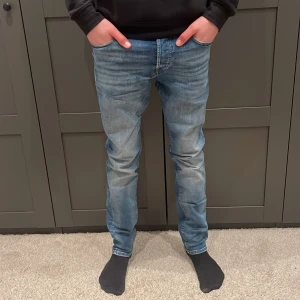 Jeans från jack and jones - Tjena, säljer nu mina riktigt feta jack and jones jeans. Dem är storlek W30/L32 och ser nästan helt nya ut. De är slim fit och sitter superbra på mig. Skriv gärna om ni har frågor? Mvh hector