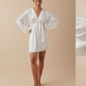 Studentklänning - Säljer min fina studentklänning som endast var använd vid ett tillfälle. Nytt skick!🤍🤍Säljs inte längre på hemsidan. 