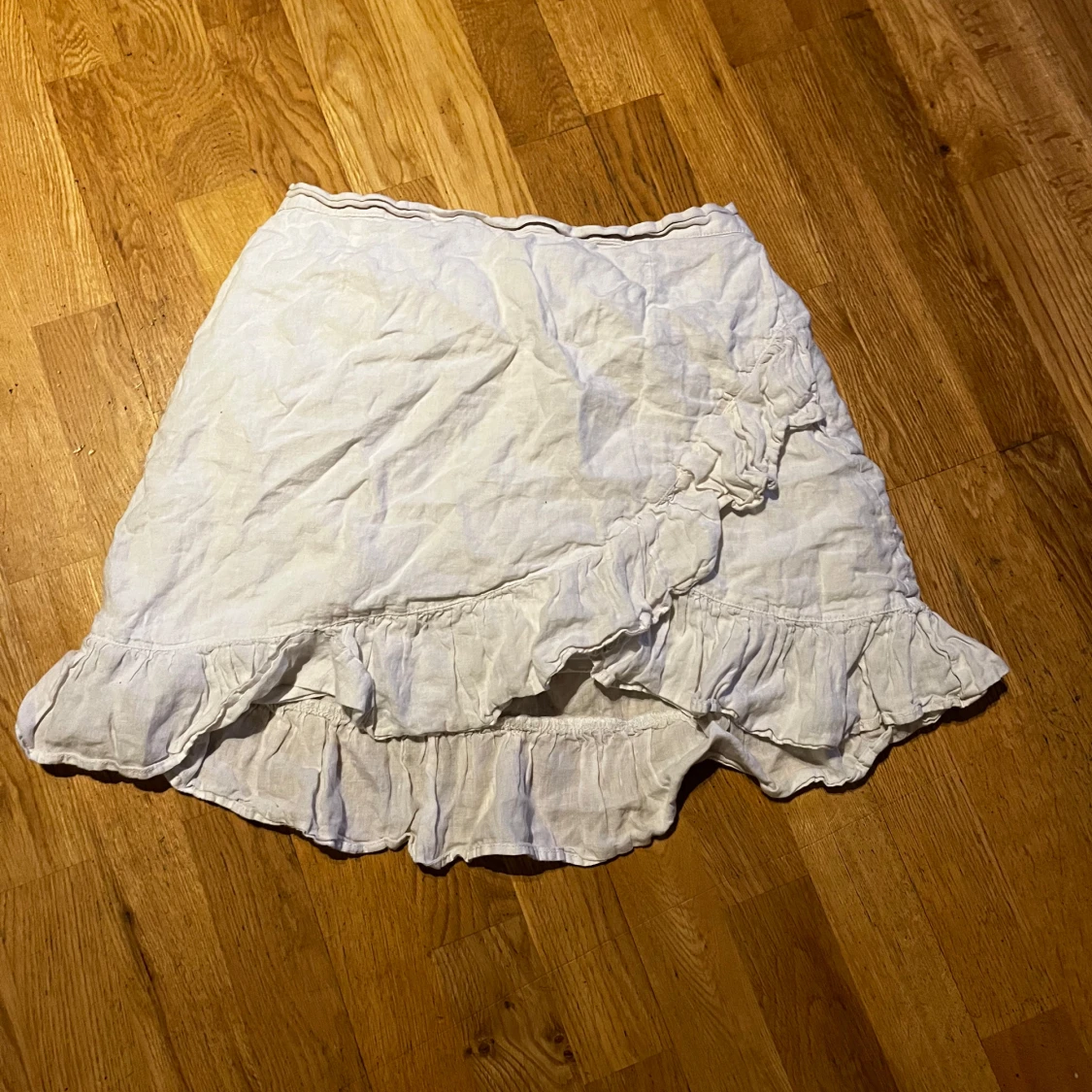 Vit omlottkjol med volang