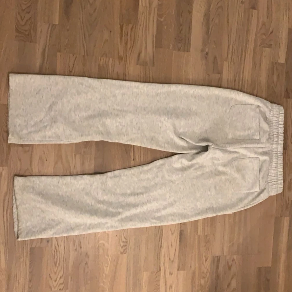 Grå mjukisbyxor med snörning - 2