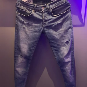 Ljusblå dondups slitningar - Hej säljer nu mina dondups då jag inte använder dom längre. Dom är använda ett par fåtal gånger och är nästan i nyskick. Strl 30 model gourge. Skriv vid frågor! Dom är sydda för min storlek så passar folk från 160-172🤩