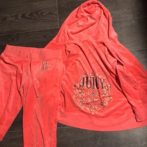 Korallfärgad tracksuit från Juicy Couture - Säljer en jättefin juicy couture tracksuit. Både byxor och tröja.  Pris går att diskutera!! 