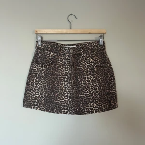 Jeans kjol - Sååå snygg slutsåld jeans kjol med leopard mönster!! Säljer då den inte kommit till användning så mycket🐆😻😻