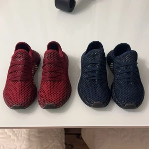 Adidas Derrupt  - Säljer två par adidas Derrupt skor  Ett par i vinrött storlek 36,5 och ett par i mörkblått storlek 36 båda är i fint skick. Säljer ett par för 400kr  eller båda för 700kr  Finns i Malmö annars går o frakta men köparen står för frakten 