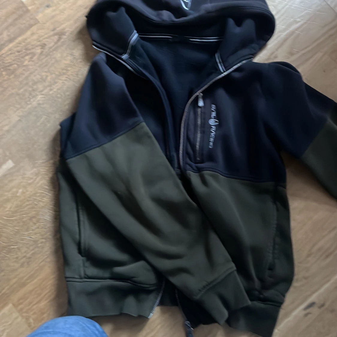 Svart och grön jacka med huva - 1