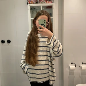 Randig tröja från KappAhl - Säljer en mysig randig overzise tröja från KappAhl i vitt och blått. Tröjan har en loose passform och är långärmad, perfekt för en avslappnad stil. Den är tillverkad i ett stickat material som ger en skön känsla. Perfekt för kyligare dagar!                                        Skrev 38 i storleken men passar alla😊