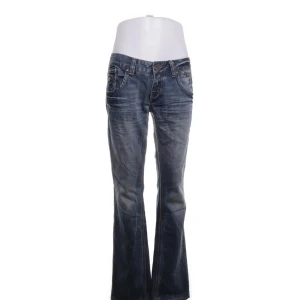 Blå bootcut jeans från M.O.D - skit snygga lågmidjade bootcut jeans som inte kommer till användning längre :/ skit långa i benen o passar nån runt 175 o längre!