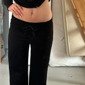 Svarta mjukisbyxor med snörning - Säljer ett par svarta sköna mjukisbyxor som är lågmidjade men inte kommer till användning längre! 