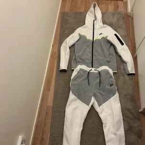 Nike Tech - Vit Nike tech. Gamla modellen. Storleken är S i tröjan och M i byxor i ett bra kvalitet.