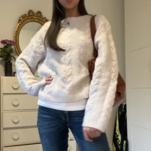 Stickad tröja  - Säljer denna jätte fina stickade tröjan som man även kan ha off shoulder/shoulders. Nyskick!