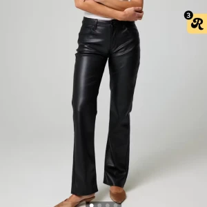 Svarta skinnbyxor - Snygga svarta skinnbyxor med hög midja och rak passform från Bikbok. Perfekta för en stilren look. Byxorna har klassisk design med dragkedja och knapp framtill.