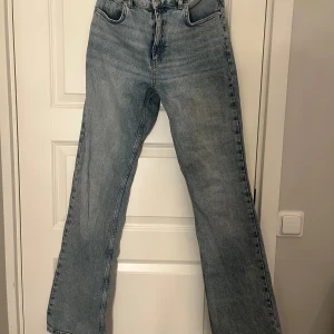 Blå jeans från Perfect Jeans - Säljer ett par klassiska blå jeans från Perfect Jeans. De har en hög midja och en bootcut-stil och även väldigt bekväma. I storlek 40 men passar även dom som har 38❣️