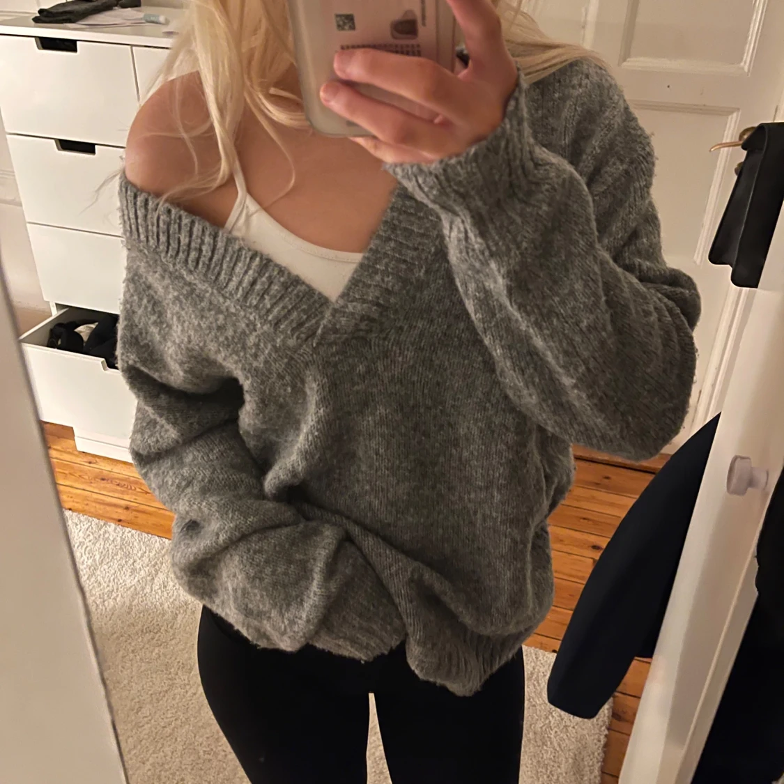 Grå stickad tröja