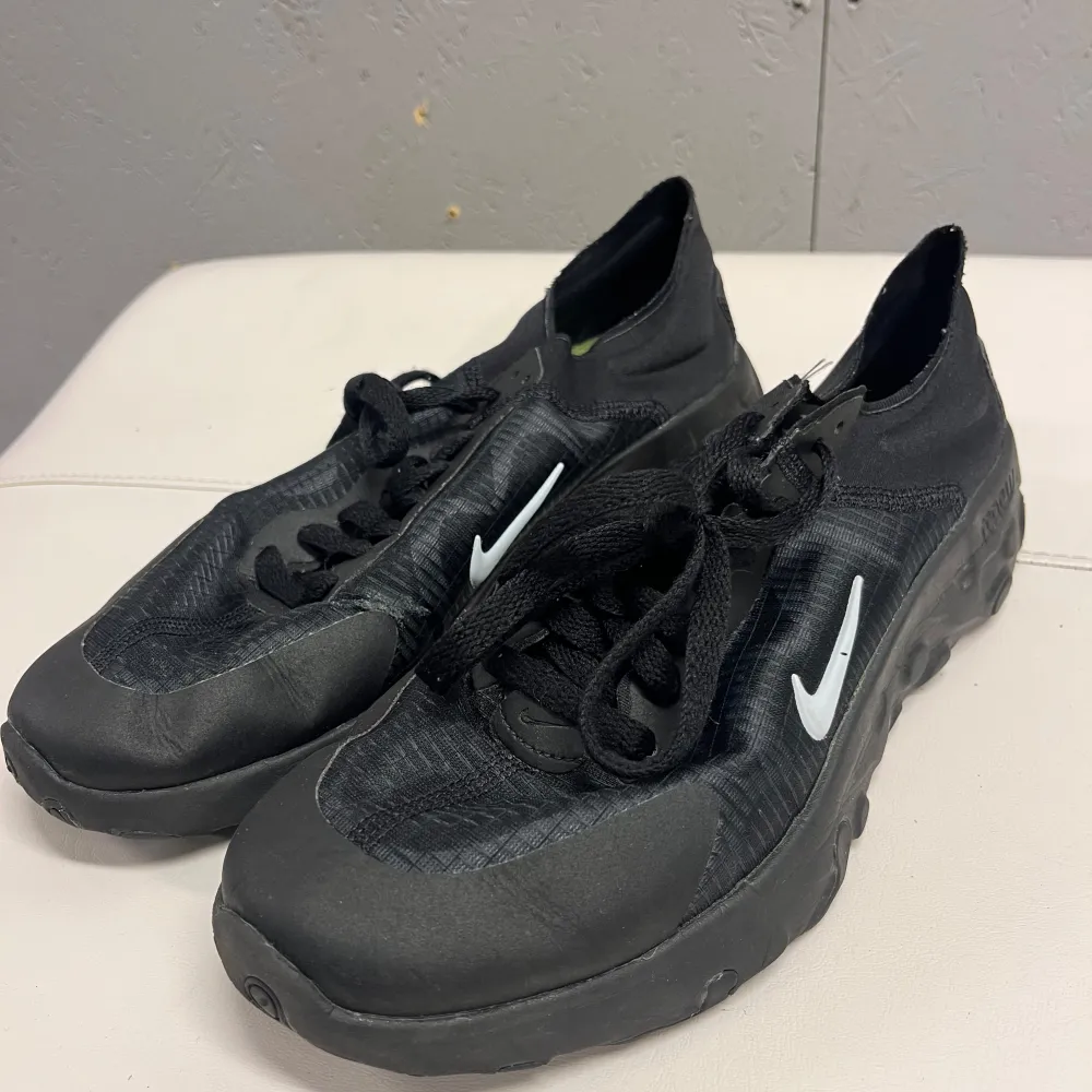 Nike träningskor Stl:41  Slitna vid sidan på båda skorna annars väldigt bra skick. ( se bild 3 )  Pris: 200. Kengät.