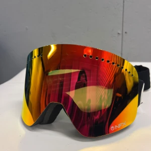 Dragon NFX skidglasögon - Dragon NFX   Väldigt härliga och stora som fungerar i alla väder. Fått några märken på glaset men annars i väldigt bra skick.   Pris: 600