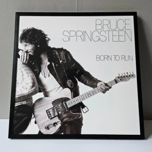 Bruce Spingsteen - Albumaffisch, 31.5x31.5cm - Bruce Spingsteen - Born To Run albumaffisch, 31.5x31.5cm. Helt ny - Passar bra i IKEAs tavelram Lomviken!  Skickas i papprulle - Ramen ingår inte!