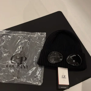 C.P company mössa  - Helt ny aldrig andvänd påse ingår 
