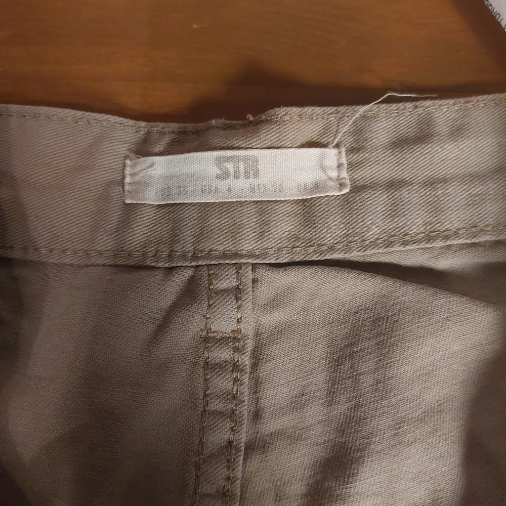 Säljer ett par beige cargobyxor med hög midja och fickor på sidorna. Från Stradivarius. Använda max ett par gånger, säljer då de är lite små på mig.. Farkut & Housut.