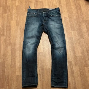Blå jeans från G-Star RAW - Tvär feta G star jeans men fet fade och slitningar 2 bältes hål är trasiga men sys lätt ihop igen W 33 L 32
