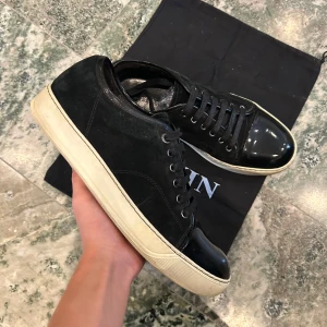 Lanvin cap toe  - Ett par fina svarta lanvins! Dustbag medföljer och skorna ör i mycket bra skick! Skorna passar 42*