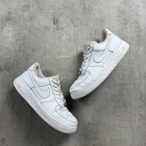 Nike Air Force 1 - Säljer dessa Air Force 1 i stl 40 som är i mycket bra skick förutom att dem har några få skavanker (som syns på bilderna). Skriv till mig vid frågor, pris kan gå ner vid snabb affär!
