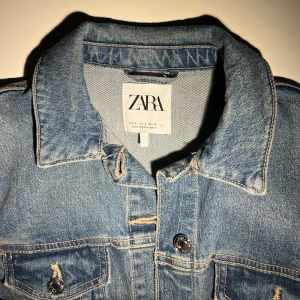 Jeansjacka från Zara - Snygg jeansjacka från Zara! Ljusblå och perfekt till vår/sommar. Jacka är i nyskick 💗Storlek S men massar XS beroende på hur man vill att jackan ska sitta! 