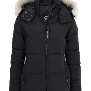 Svart dunjacka med päls från Canada Goose - Säljer en svart dunjacka från Canada Goose med en lyxig pälsdetalj på huvan. Jackan har en dragkedja framtill och långa ärmar. Perfekt för kalla vinterdagar. 🖤 Bilderna är ifrån Google men vid intresse skriv privat så skickar jag egna bilder och närmare detaljer på jackan ☺️ Använd 3-4 gånger max & den är super fin! Storlek xs men passar bra på S/ jag själv är S. 