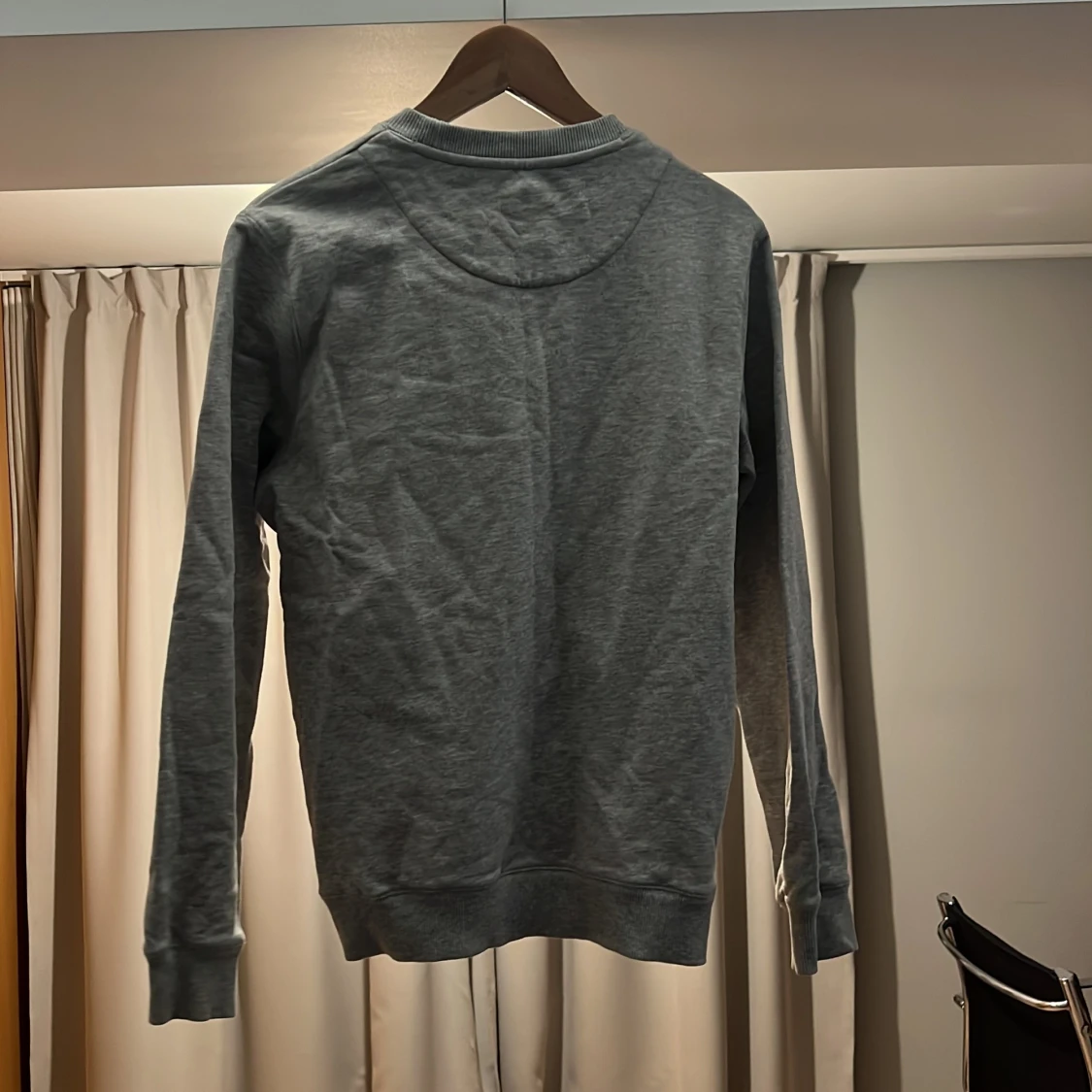 Grå sweatshirt från Gildan - 1