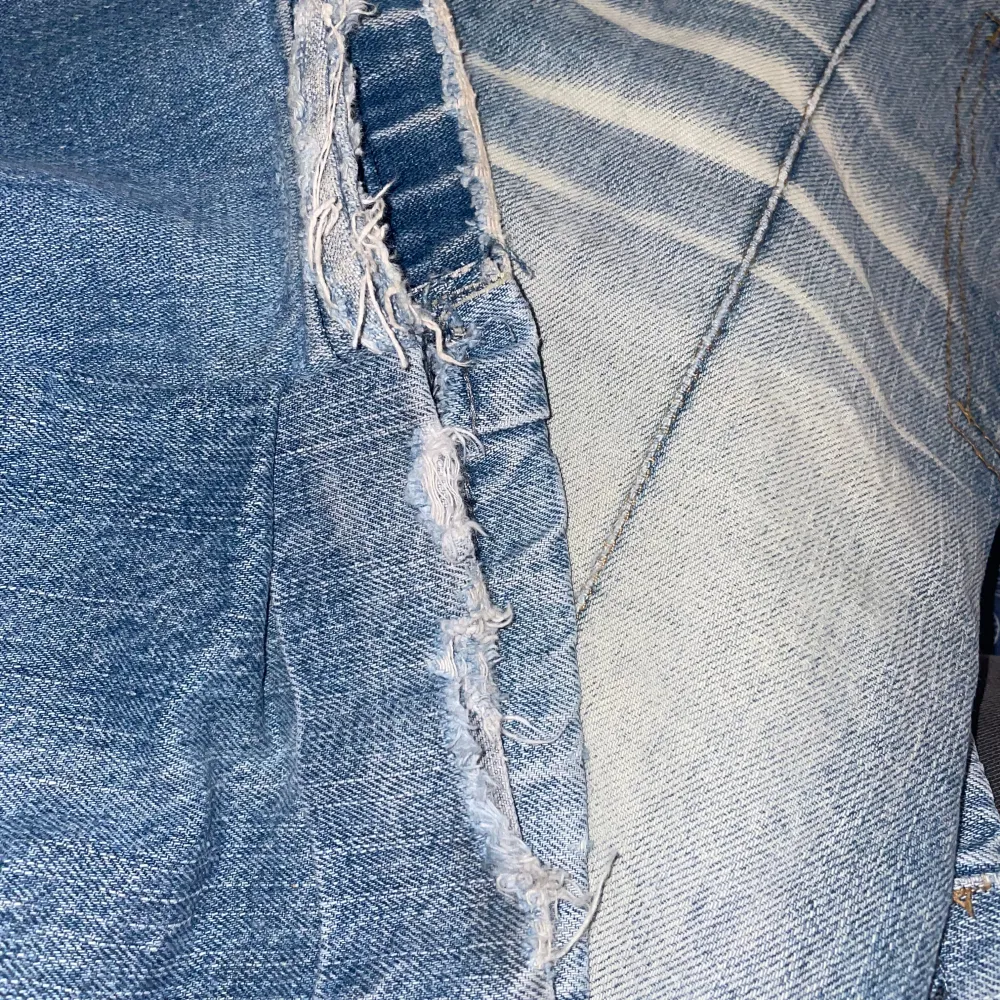 Säljer ett par blå 2000s jeans med en avslappnad passform. De har en ljus tvätt som ger en vintagekänsla med dubbel knapp. Byxorna är i bra skick men det finns ett litet hål vid knät, o lite heal bite men annars är byxorna i perfekt skick! Midjemåttet är 39cm rakt över, benlängd är ca 102cm, ben öppning 16cm :). Farkut & Housut.