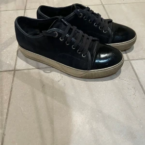 Lanvins - Ett par Lanvins i mörk blåfärg som är i bra skick och till ett bra pris. I skorna står det storlek 5 men det är den äldsta modellen av Lanvins och passar 42 till 42,5 pris kan diskuteras vid snabb affär, om frågor och fler bilder är det bara att skriva🙌🏾