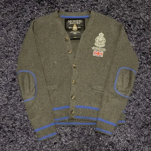 Morris cardigan - Säljer min Morris cardigen för den inte passar länge. Den hade skada på sidan som är syd igen. Den är använd sparsamt och priset är inte hugget i sten