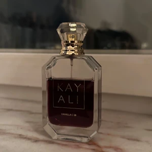 Kayali Vanilla 28 Parfym - KAYALI vanilla 28 - 50ml. använt ca 1/4. 