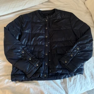  Massimo Dutti jacka  - Säljer denna mörkblå jacka ifrån massimo dutti, perfekt nu till våren🌸 står ingne storlek på jackan men passar mig som vanligtvis har xs! Märke vid kragen men inget man tänker på!
