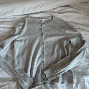 Kofta - Säljer denna söta kofta, den är i storlek M men skulle säga att den egentligen passar s/xs