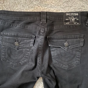True religon jeans  - Säljer snygga svarta true religon jeans💓 De är i storlek w27, men säljer för att de är förstora. Färgen har blivit lite svagare framförallt vid fickorna, men annars bra skick! Skriv om ni har frågor💓